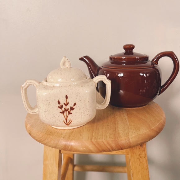 Vintage teapot, mugs & sugar canister - Picture 2 of 3
